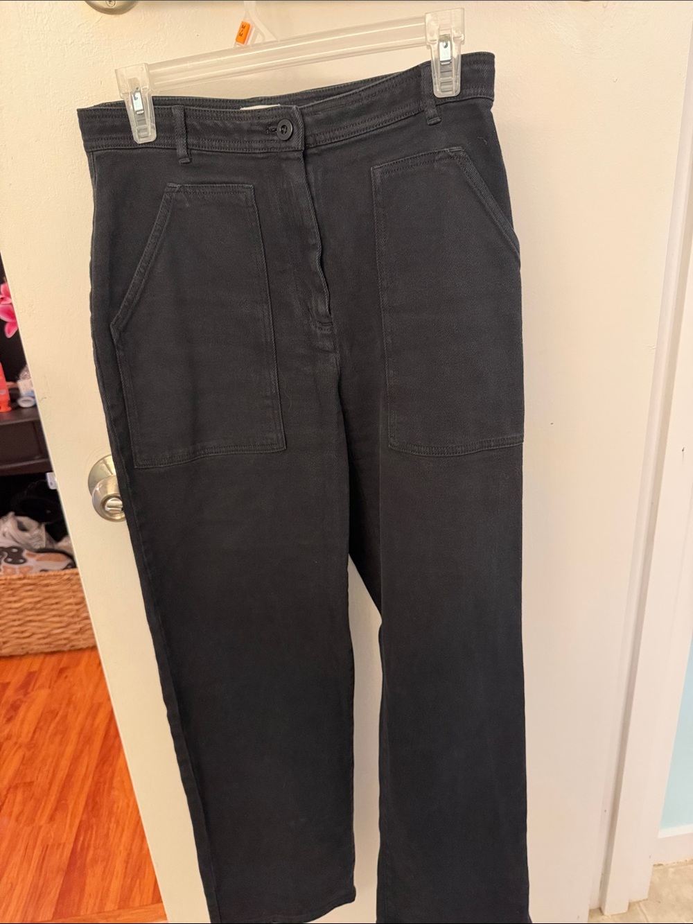 Aritzia Wilfred Black Straight-Leg Women’s Cargo Jeans with Front Patch Pockets